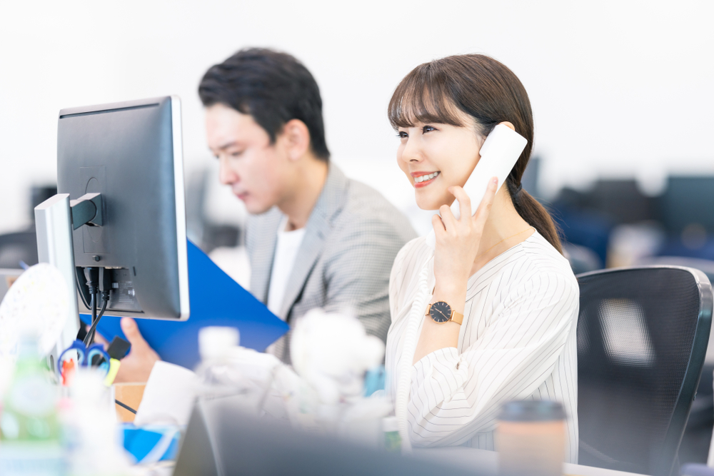 オフィスで電話する女性
