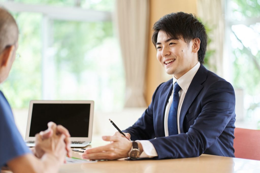 営業を行う男性