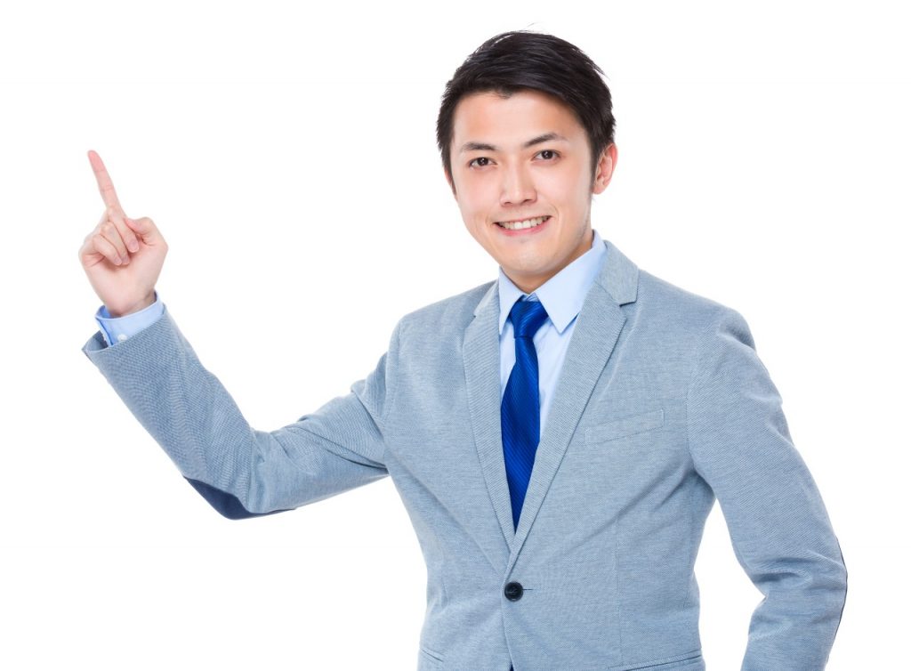 ポイントを説明する男性