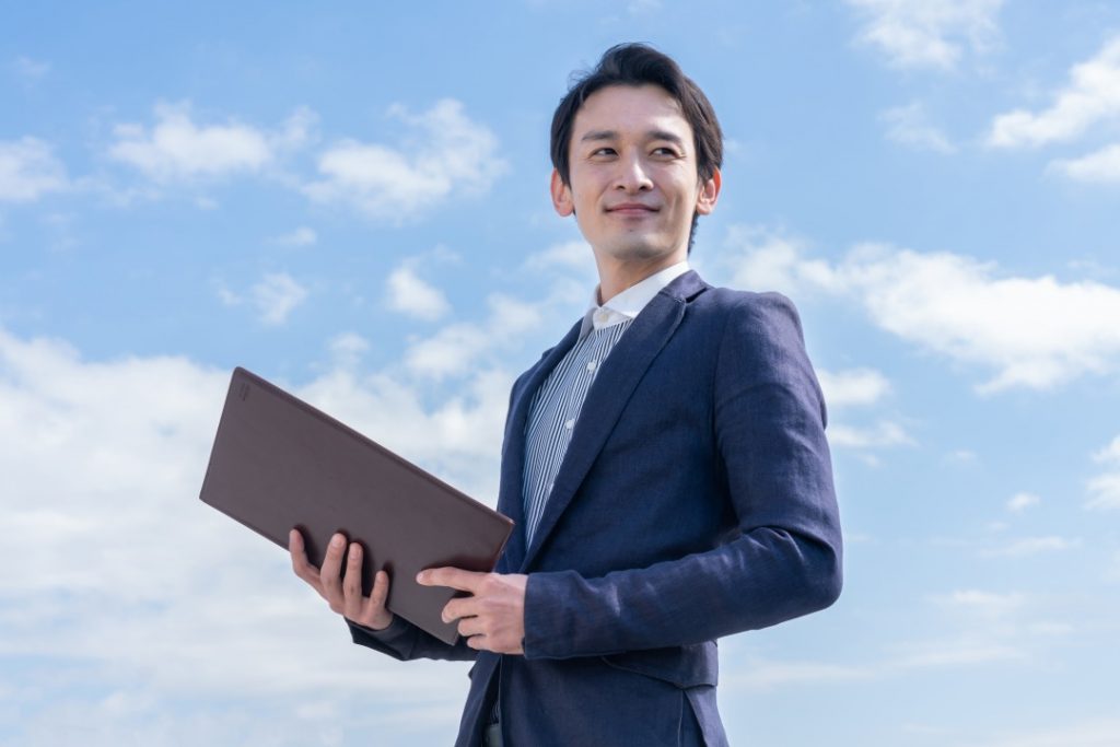 ファイルを持ってるビジネスマン