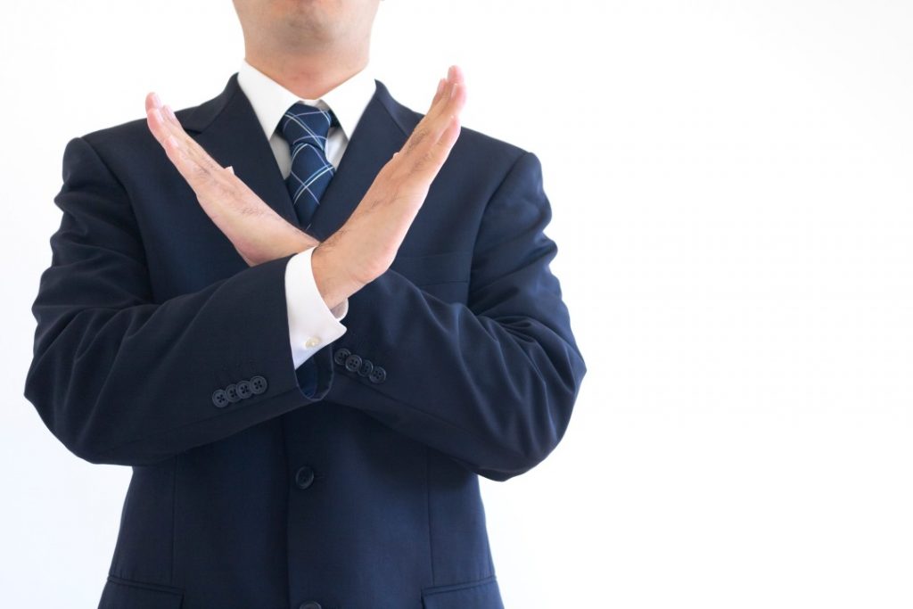手をバツにする男性