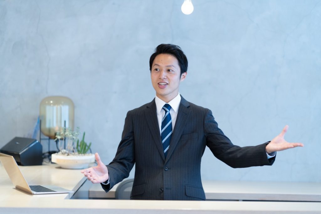 事務所にいる営業マン