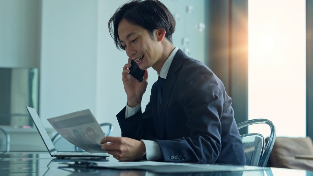 電話を掛ける男性