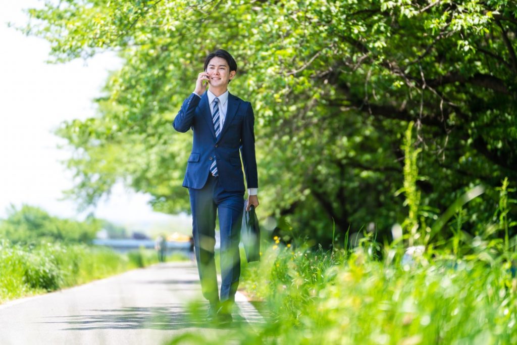 外回りをする営業マン