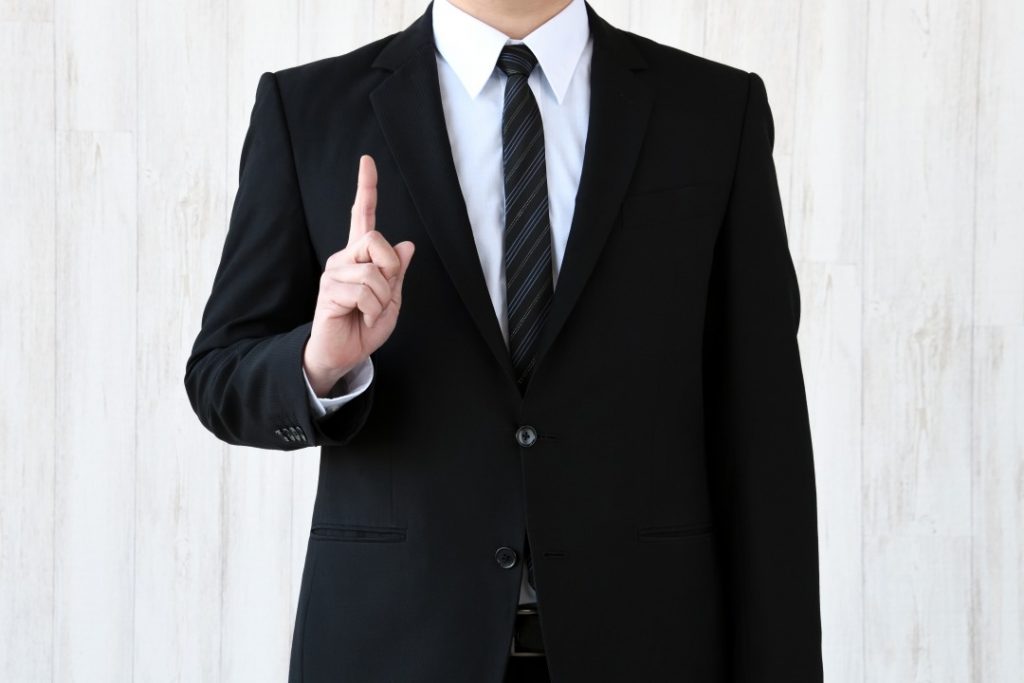 ポイントを説明する男性