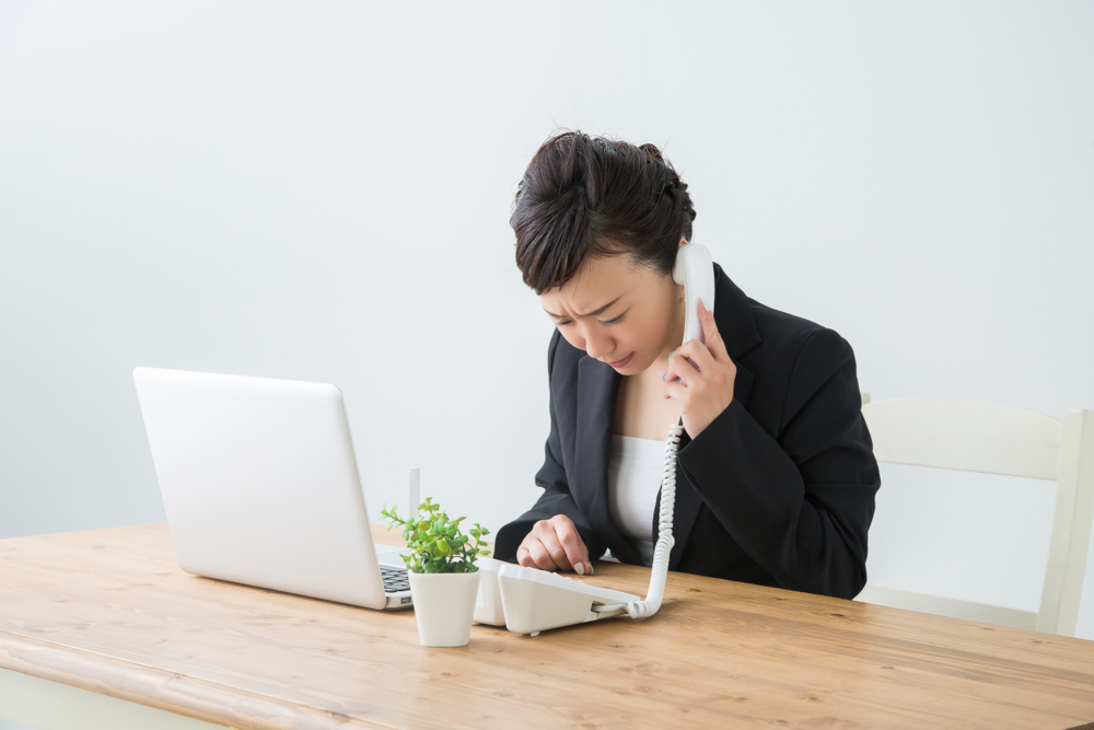 オフィスで電話する女性
