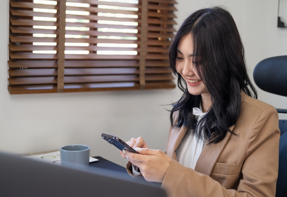 スマホを操作する女性
