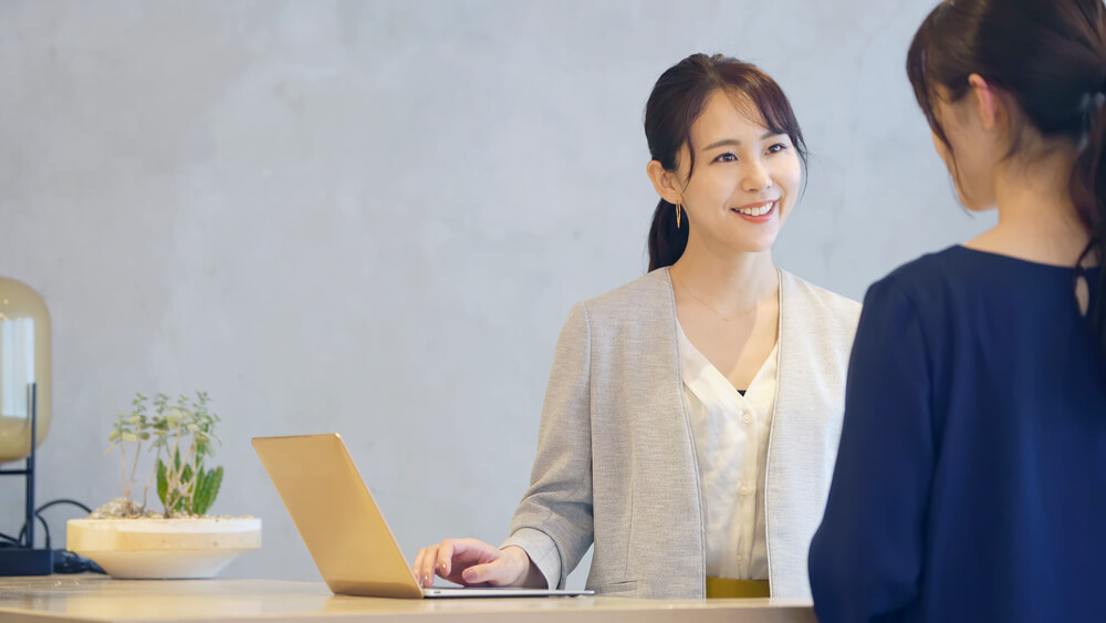 アフターフォローする営業マン