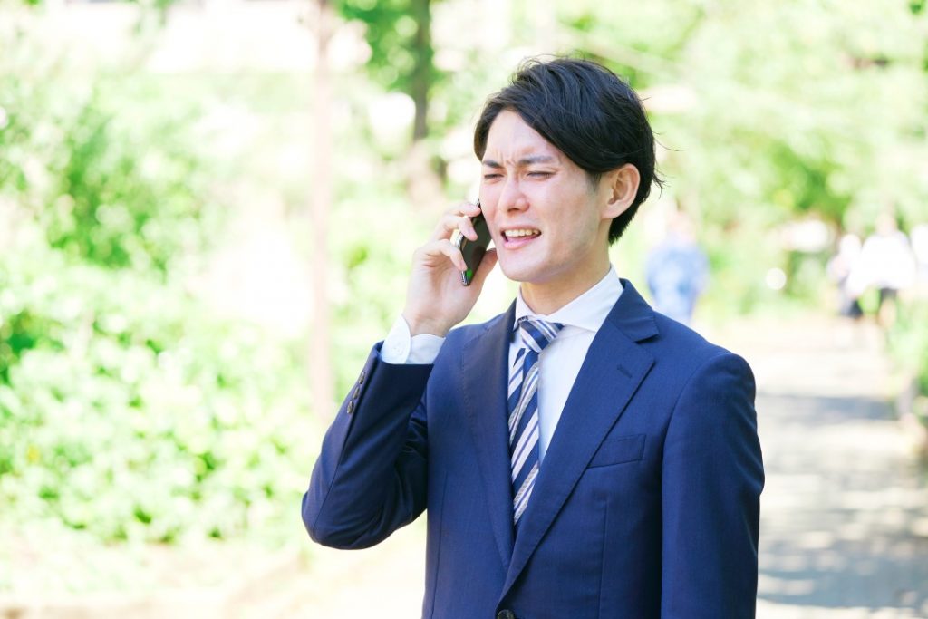 電話をしているビジネスマン