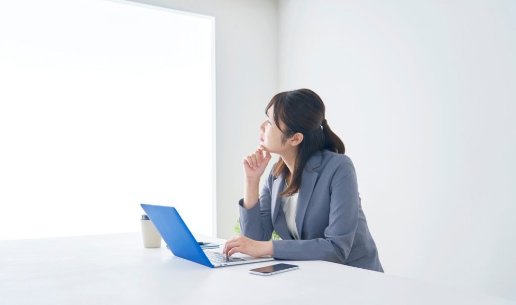 悩む女性ビジネスマン