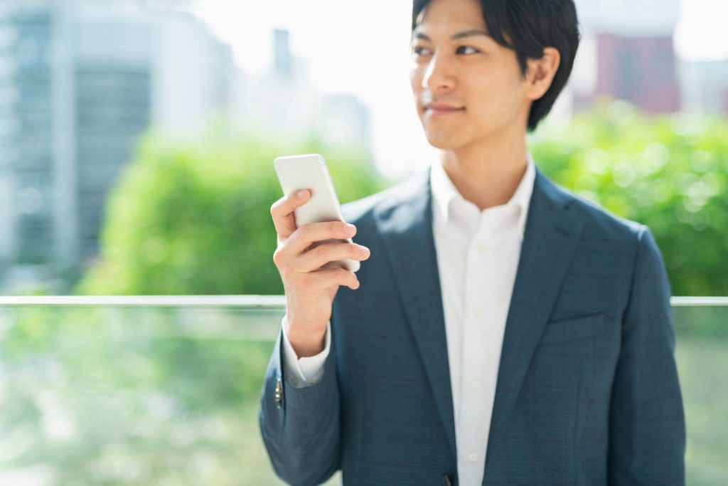 スマホを持つ男性