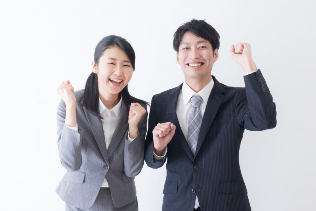 ガッツポーズをする男性と女性