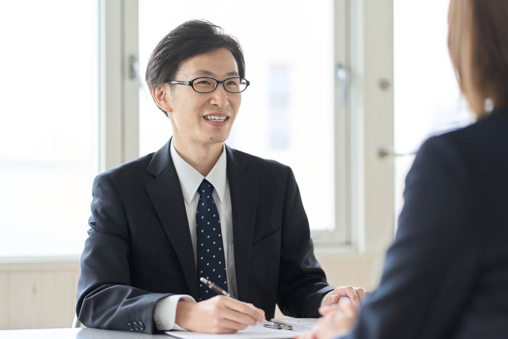 打ち合わせを行う男性