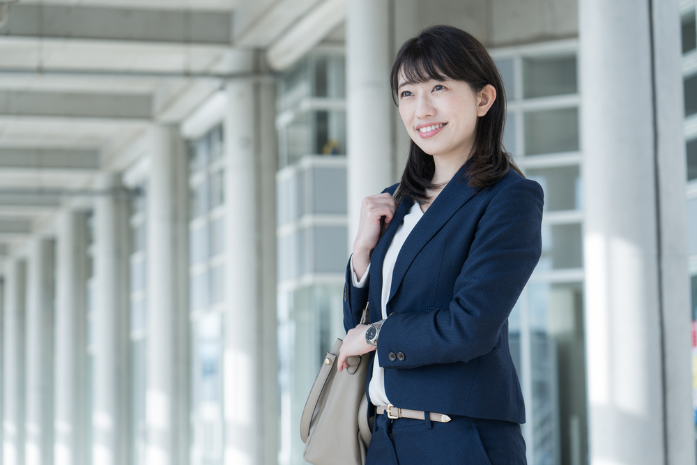 笑顔の女性会社員