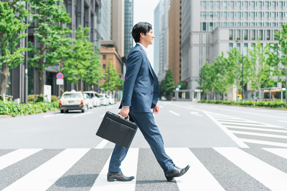 横断歩道を渡るビジネスマン